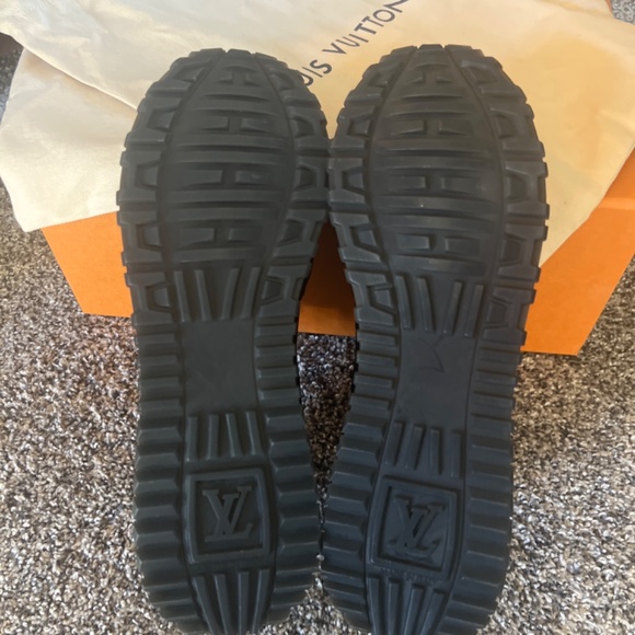 Louis Vuitton Run way sneaker size 8.5 - Picture 3 of 4